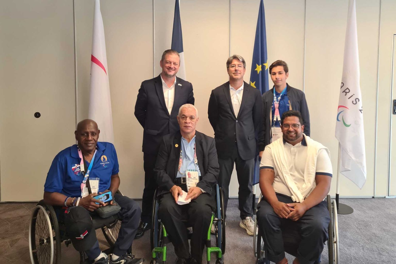 El presidente de CPI Andrew Pearson junto a Rafael Blanco Tejera de CRESO y Eladio Agramonte presidente de COPADOM y otrosdirectivos de esa institucion.