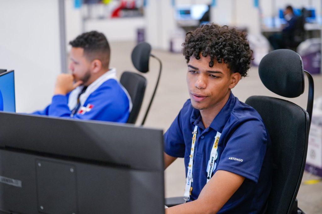 Inician competencia en la WorldSkills Lyon 2024, cuatro jóvenes formado por INFOTEP demuestran sus habilidades Euris Astacio Fraylin Lopez compiten en ciberseguridad