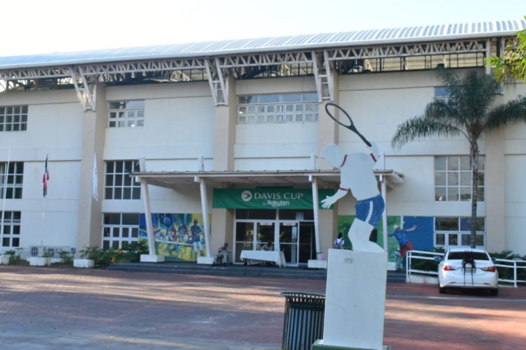 Fachada Centro Nacional de Tenis del Parque del Este