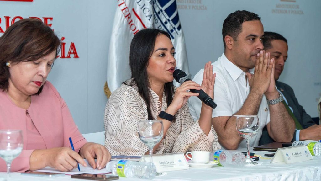 Ministra de Interior y Policía insta a las gobernadoras provinciales a trabajar por la paz y seguridad ciudadana Faride Raful junto a los viceministros Angela Jaquez y Edwin Feliz