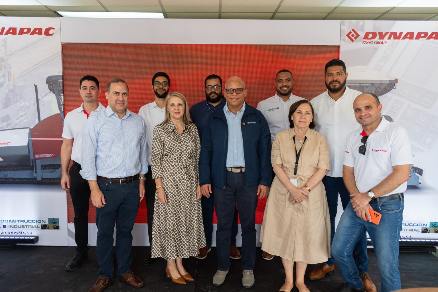 Foto principal.jpgEduardo Mituzaki Donald Pimentel Reid Clara E. Reid de Frankenberg Luis Bastardo Georgia Anne Reid Tejera y Flavio Strabelli tras ellos colaboradores de la empresa