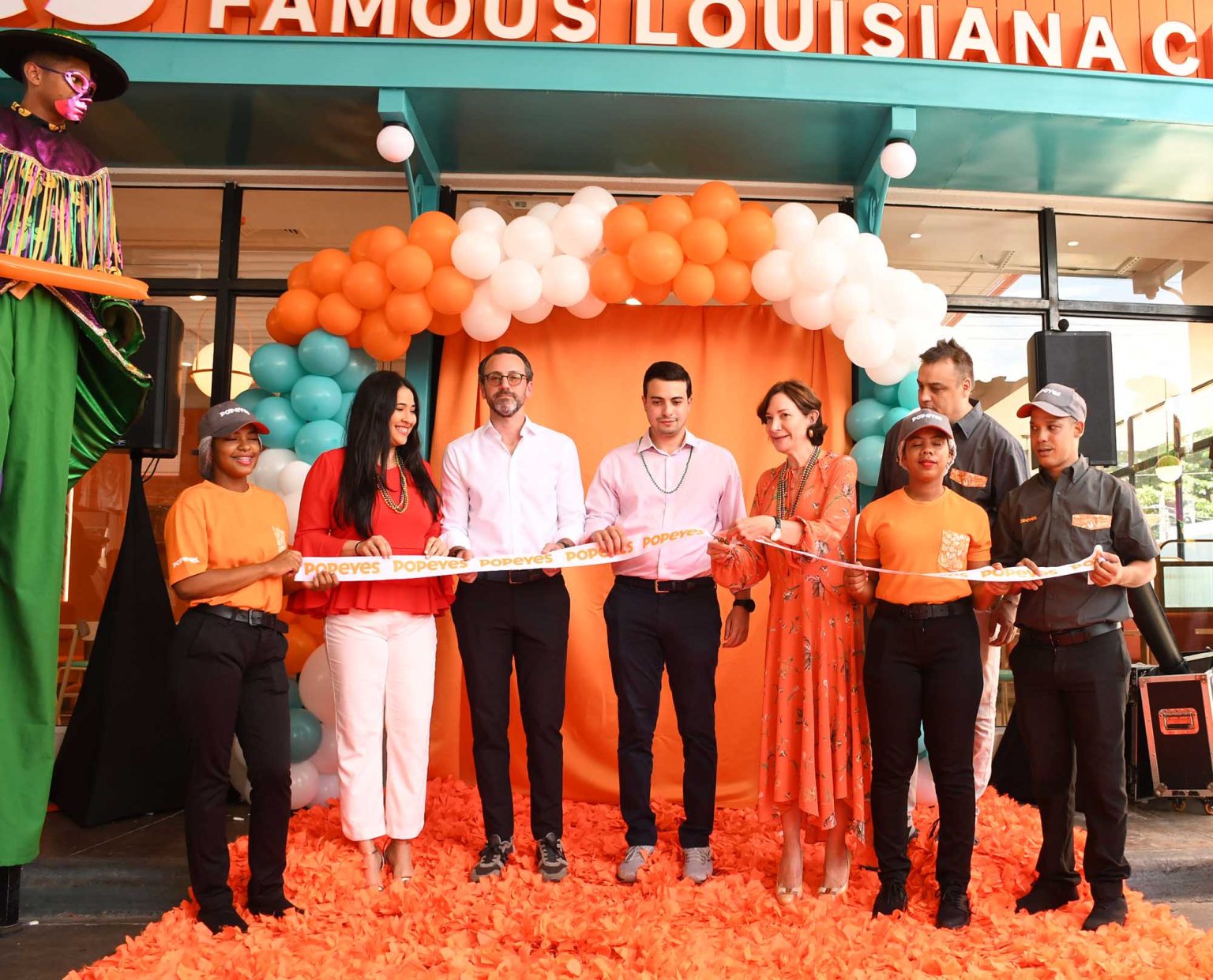 Isabel Turull realiza corte de cinta apertura Rest. POPEYES les acompanan Marcos Sanche