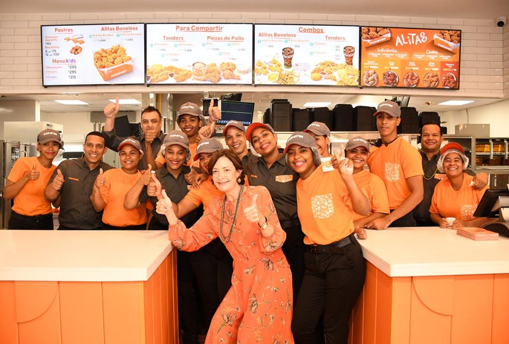 Isabel Turull y Mauro Noriega acompanados del personal servicio al cliente del Rest. POPEYES .Av . Inde