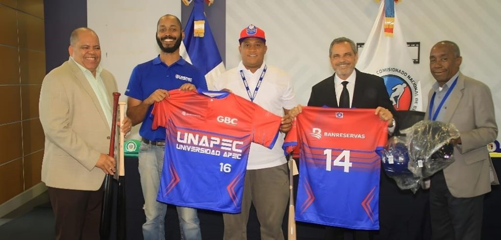 Manny Lopez y Junior Noboa entregan los uniformes a los equipos del III Torneo Nacional de Beisbol. Figura Roque Garcia