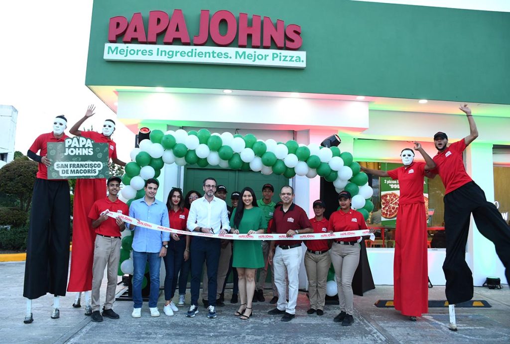 Marcos Sanchez acompanado los ejecutivos de la franquicia y parte servicio al cliente del Restaurante Papa Johns San Fco .De Macoris