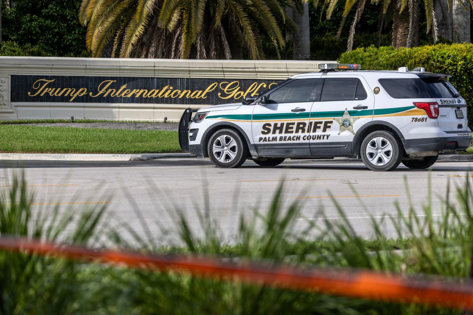 Policia floricda de sheriff en el club de golf Trump International en West Palm Beach Florida este domingo.AP