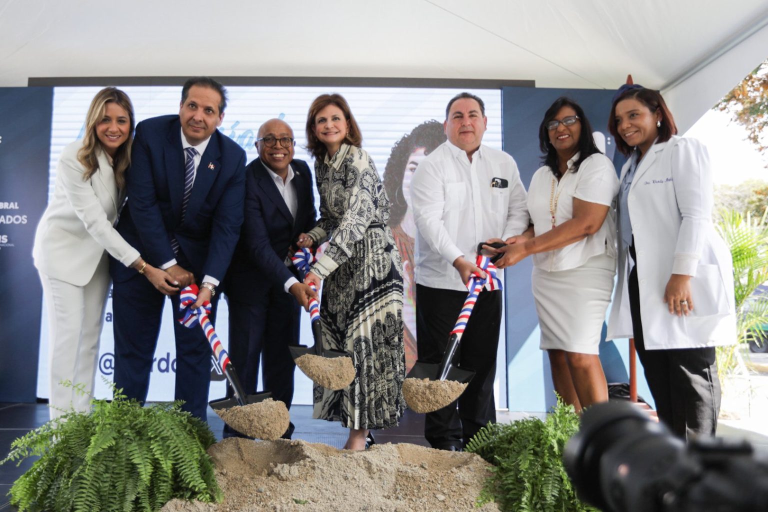 Raquel Pena Inicia Construccion de Nueva Unidad de Quemados en el Hospital Robert Reid