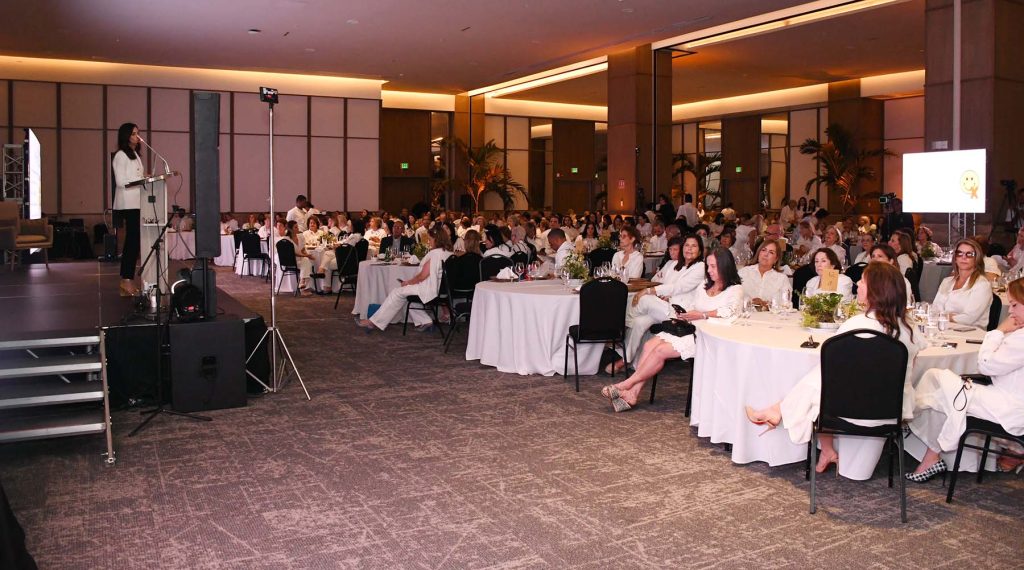 Rosa Mary Rodriguez Bunols psicoterapeuta escritora y conferencista abordando el tema El camino hacia una vida plena