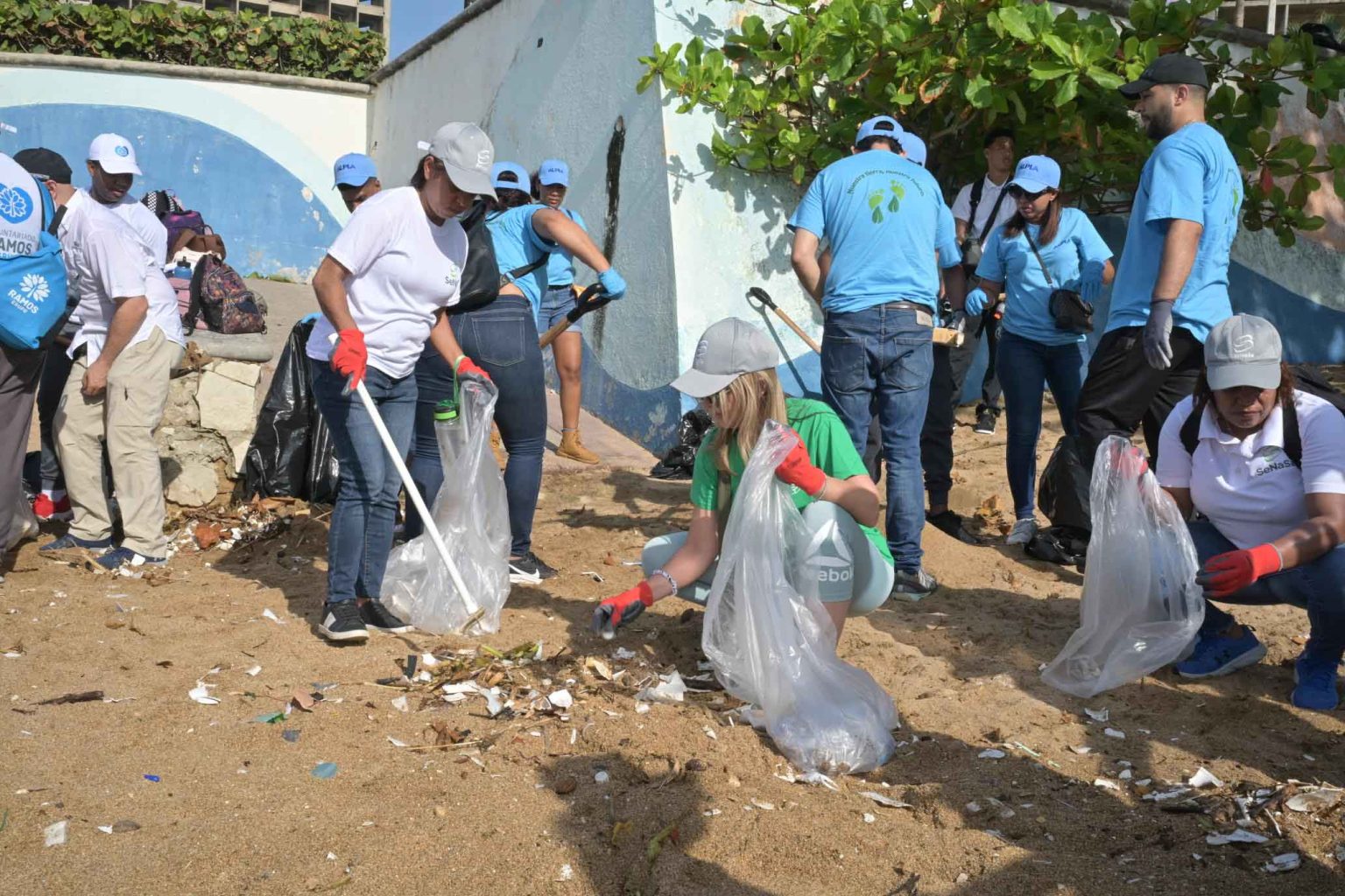 SeNaSa realiza tercera jornada de limpieza de playas en Playa Guibia