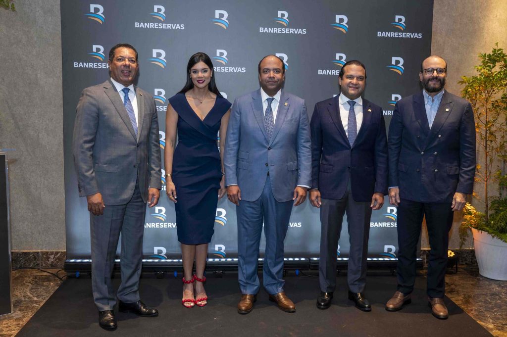 Banreservas fortalece su relación con clientes empresariales a través de un coctel exclusivo Ysidro Garcia Fraysi Moronta Samuel Pereyra Jose Manuel Almonte y Francisco Elias