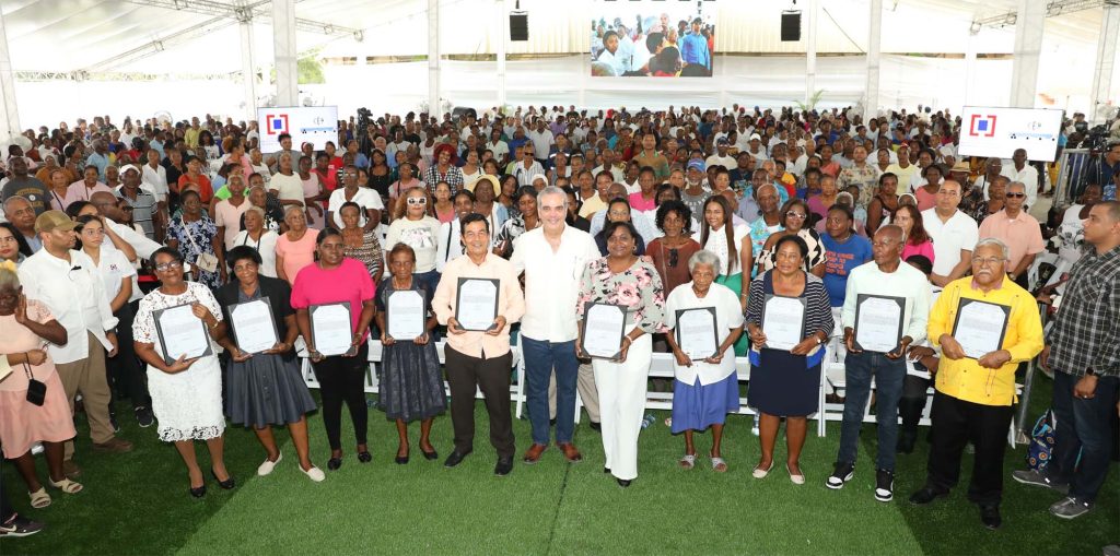 Presidente Abinader entrega 1,700 títulos de propiedad en Quisqueya, San Pedro de Macorís Abinader entrega 1700 titulos de propiedad en Quisqueya