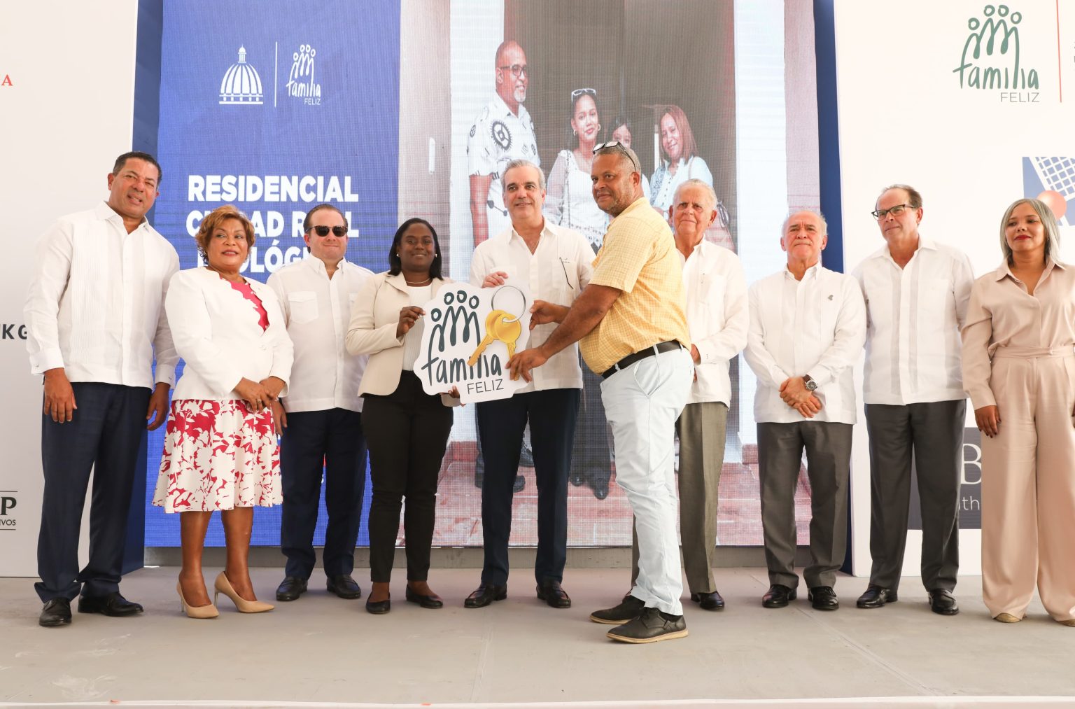 Abinader impulsa mejoras en vivienda seguridad y salud con multiples inauguraciones en Santo Domingo Este