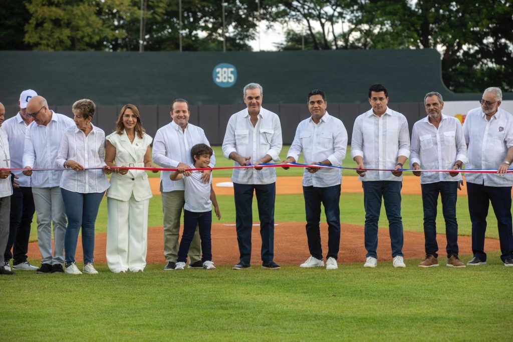 Abinader inaugura remozado Estadio Jose Briceno en Puerto Plata tras decadas de abandono2