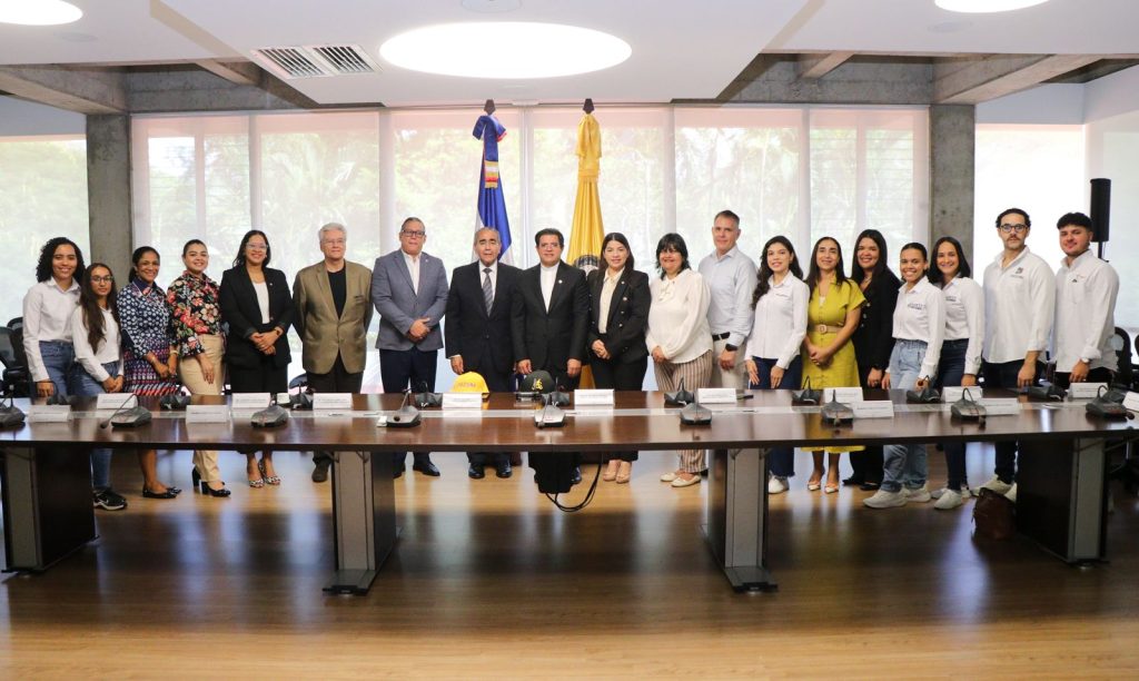 Aguilas Cibaenas y PUCMM firman historico convenio para pasantias estudiantiles1 1