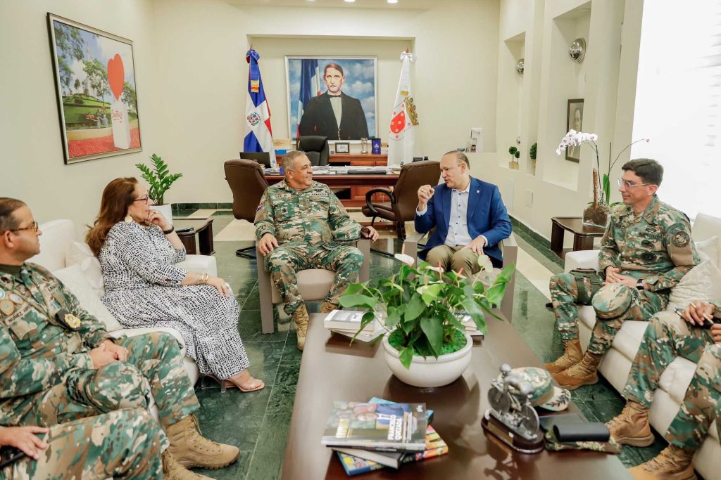 Autoridades de Santiago refuerzan compromiso con la seguridad y respeto a los derechos humanos Autoridades de Santiago reafirman su compromiso con la seguridad y los derechos humanos 2