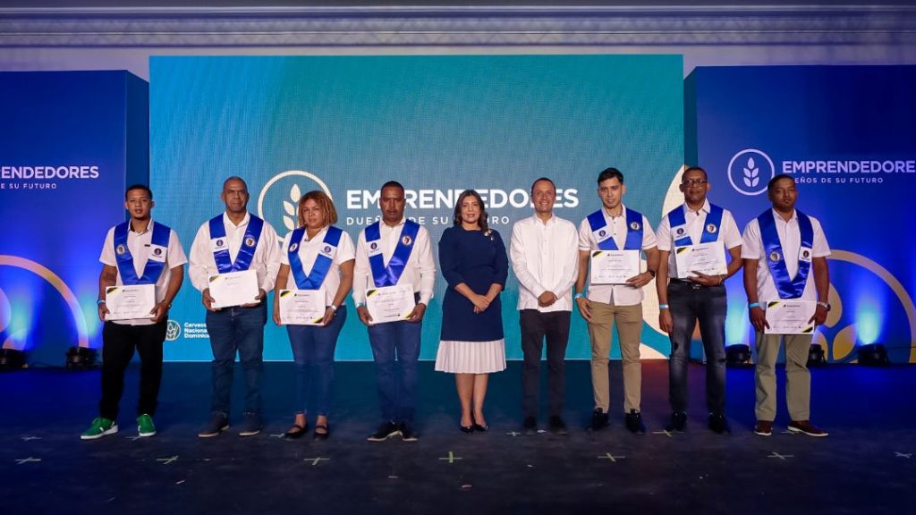 Belmarys Rodriguez irectora general de Tecnologia y Educacion Permanente de la PUCMM junto a graduandos