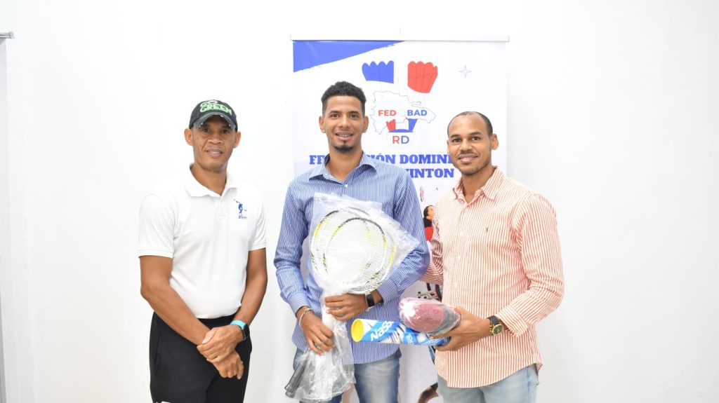 El presidente de la FEDOBAD Nelson Javier Ozuna hace entrega de utileria al presidente de la Asociacion de Bayaguana Reymin Carrera y de igual manera al senor Keysi Feliz presi