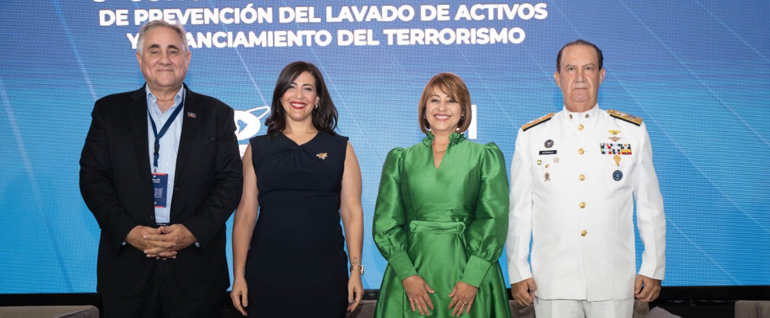 Giorgio Trettenero Lidia Urena Rosanna Ruiz y el vicealmirante Ramon Gustavo Betances