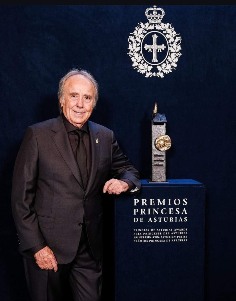 Joan Manuel Serrat posando con el galardon Princesa de Asturias eljacaguero