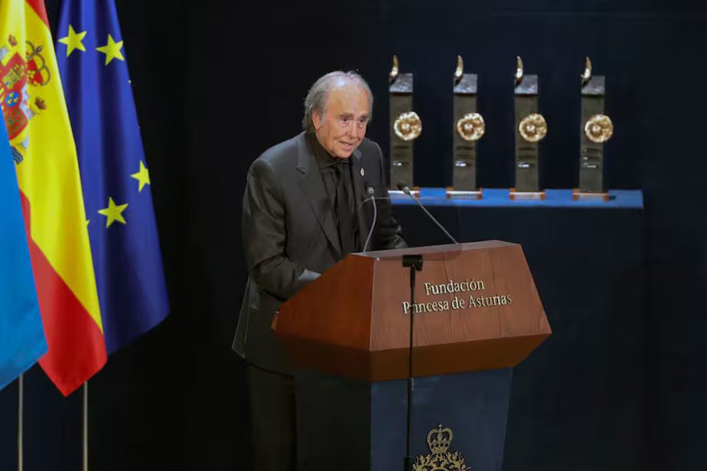 Joan Manuel Serrat posando con el galardon Princesa de Asturias eljacaguero1