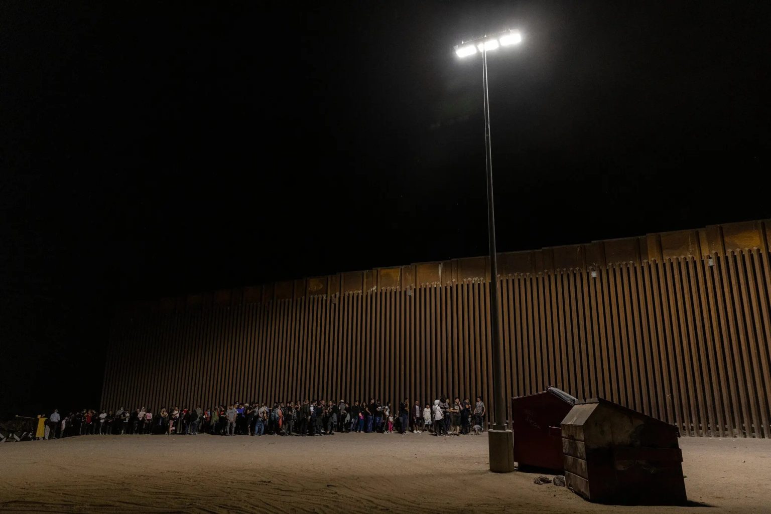 Migrantes muchos de ellos procedentes de Cuba Venezuela Nicaragua y Peru esperan en la frontera de Estados Unidos con Mexico en Yuma