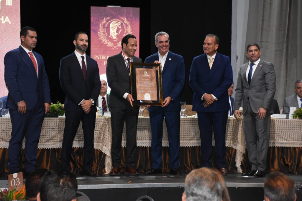 Luis Brache es reconocido con la Medalla de Honor al Mérito 2023 PHOTO 2024 10 22 16 28 08