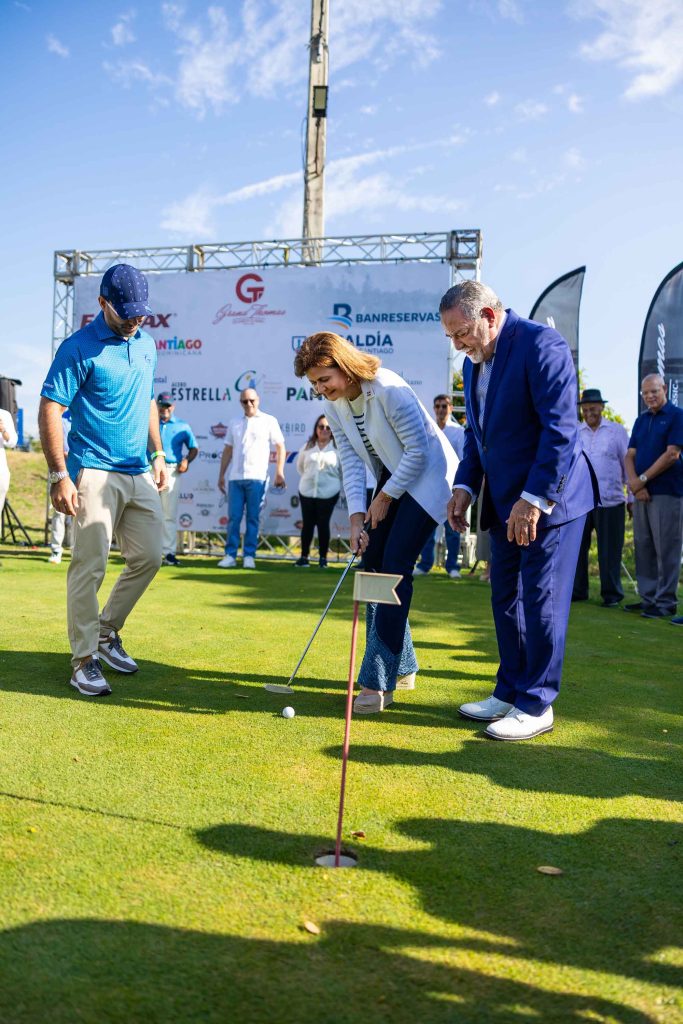 Raquel Pena da inicio al Grand Thomas Celebrity 2024 con el putt de honor2