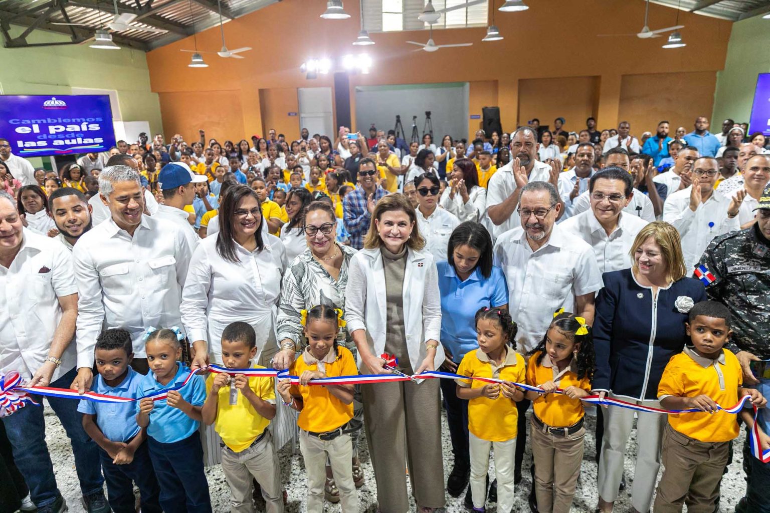 Raquel Pena entrega 64 apartamentos y 850 titulos de propiedad en La Vega promoviendo el acceso a viviendas dignas