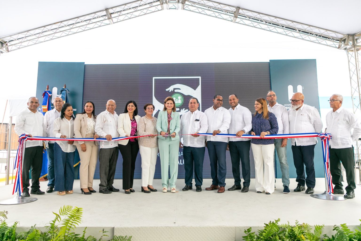 Raquel Pena entrega primera etapa de remodelacion del Hospital de Salcedo