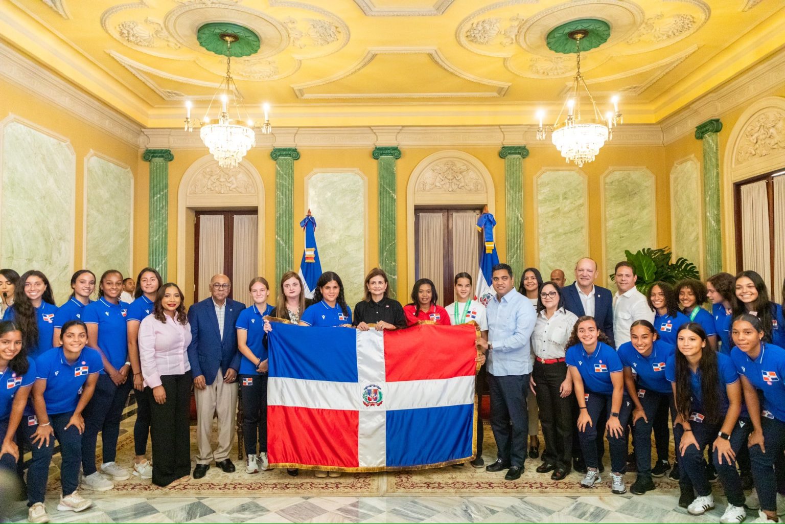 Raquel Pena entrego este miercoles la bandera a la seleccion dominicana para la Copa Mundial Femenina de Futbol Sub 17 FIFA