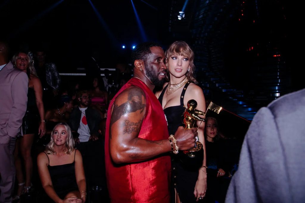 Sean Diddy Combs y Swift en los MTV Video Music Awards 2023 en Newark