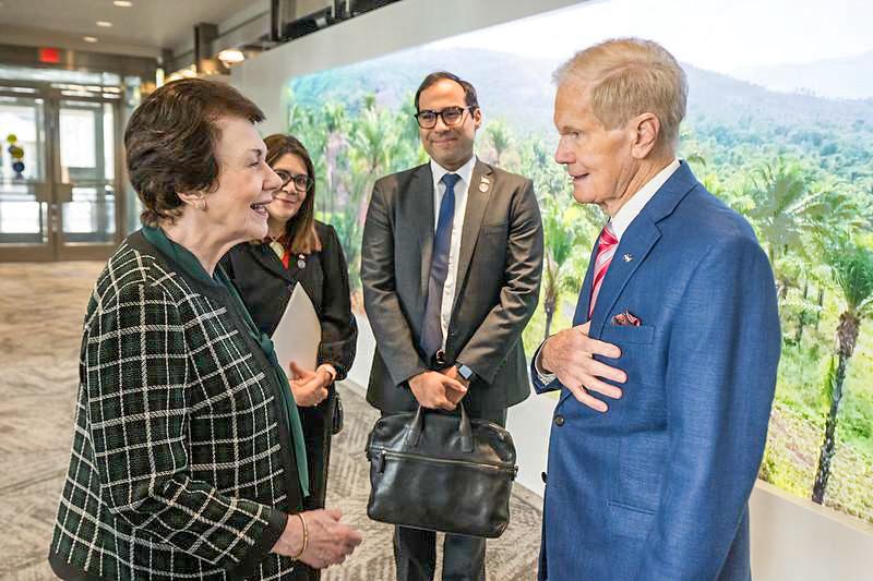 Sonia Guzman embajadora dominicana en EEUU Aralis Rodriguez ministra consejera Samuel Catrain ministro consejero y Bill Nelson administrador de la NASA