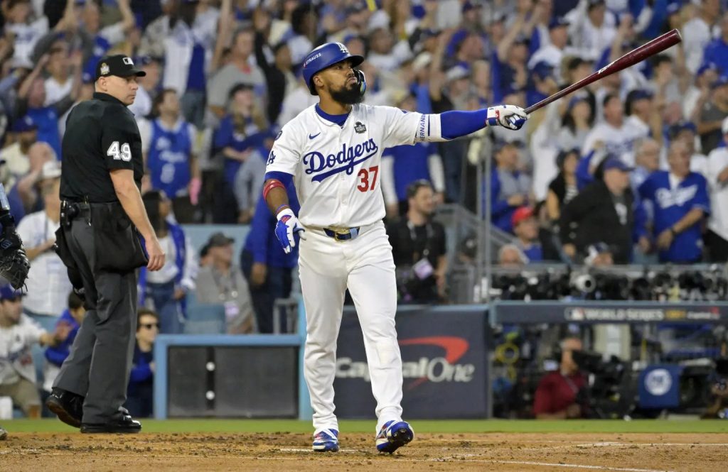 Teoscar Hernandez observa su jonron de dos carreras en la tercera entrada de la derrota de los Yankees en el Juego 2