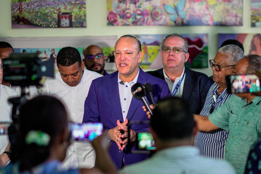 Ulises Rodríguez impulsa el deporte en Santiago con respaldo total a torneos de béisbol, sóftbol, baloncesto y voleibol Ulises Rodriguez Revoluciona el Deporte en Santiago 1