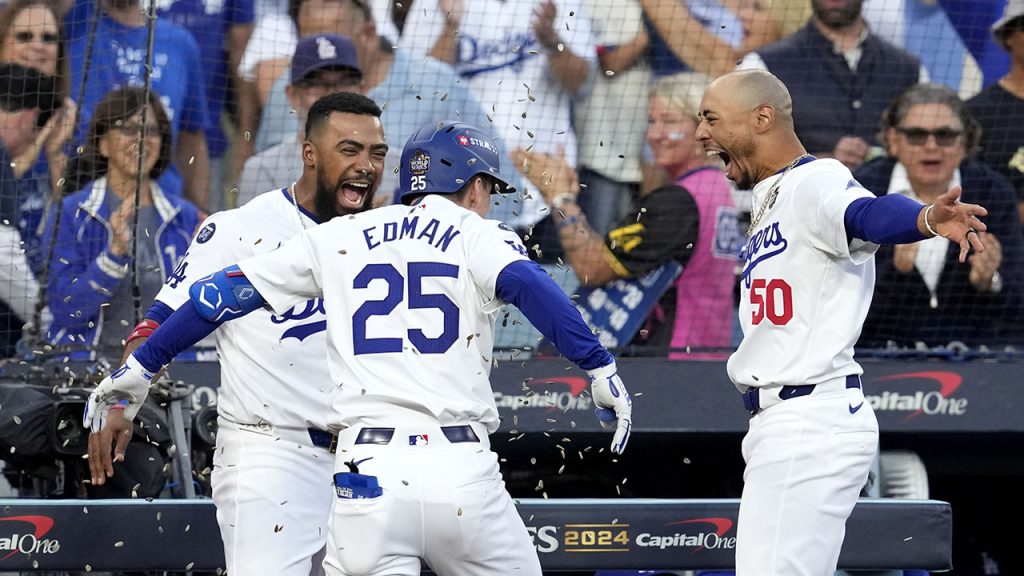 jugadores de los Dodgers celebran despues de un jonron de Tommy Edman en el Juego 2 de la Serie Mundial el 26