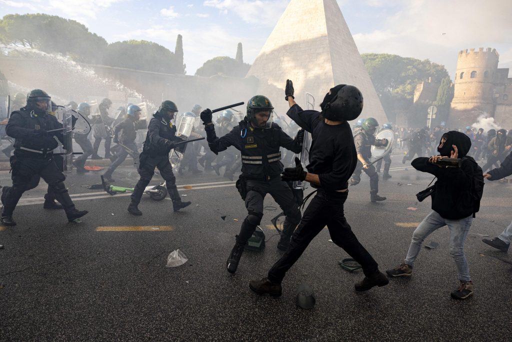 policias durante la manifestacion de apoyo a Palestina y Libano este sabado en Roma