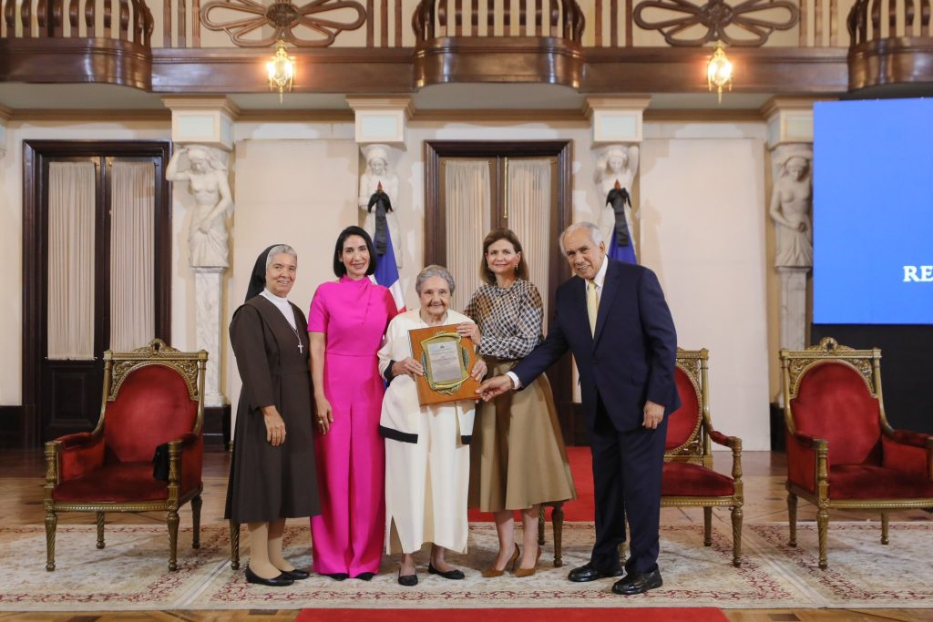 raquel pena con personas envejecientes al entregar los premios Adulto Mayor del Ano y Protector de la Persona Envejeciente