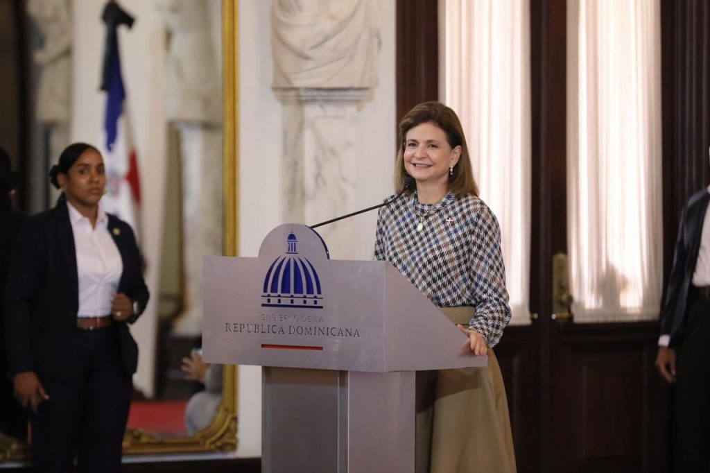 raquel pena con personas envejecientes al entregar los premios Adulto Mayor del Ano y Protector de la Persona Envejeciente1