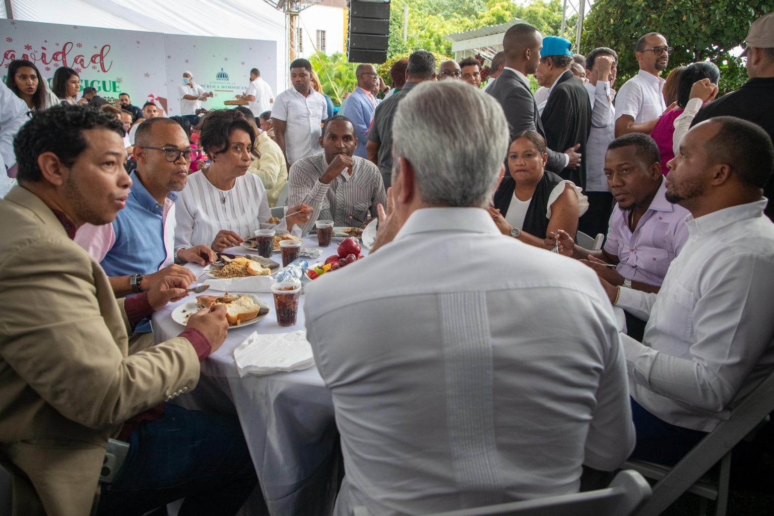 Abinader Inicia Entrega de Bonos Navidenos con la Brisita de la Navidad