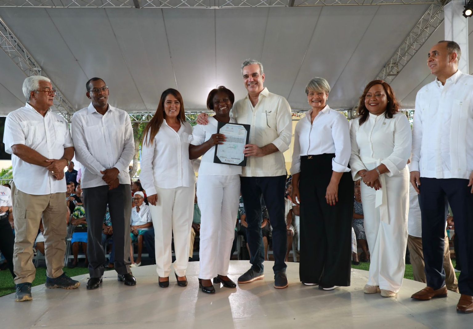 Abinader entrega 394 titulos de propiedad en Ramon Santana