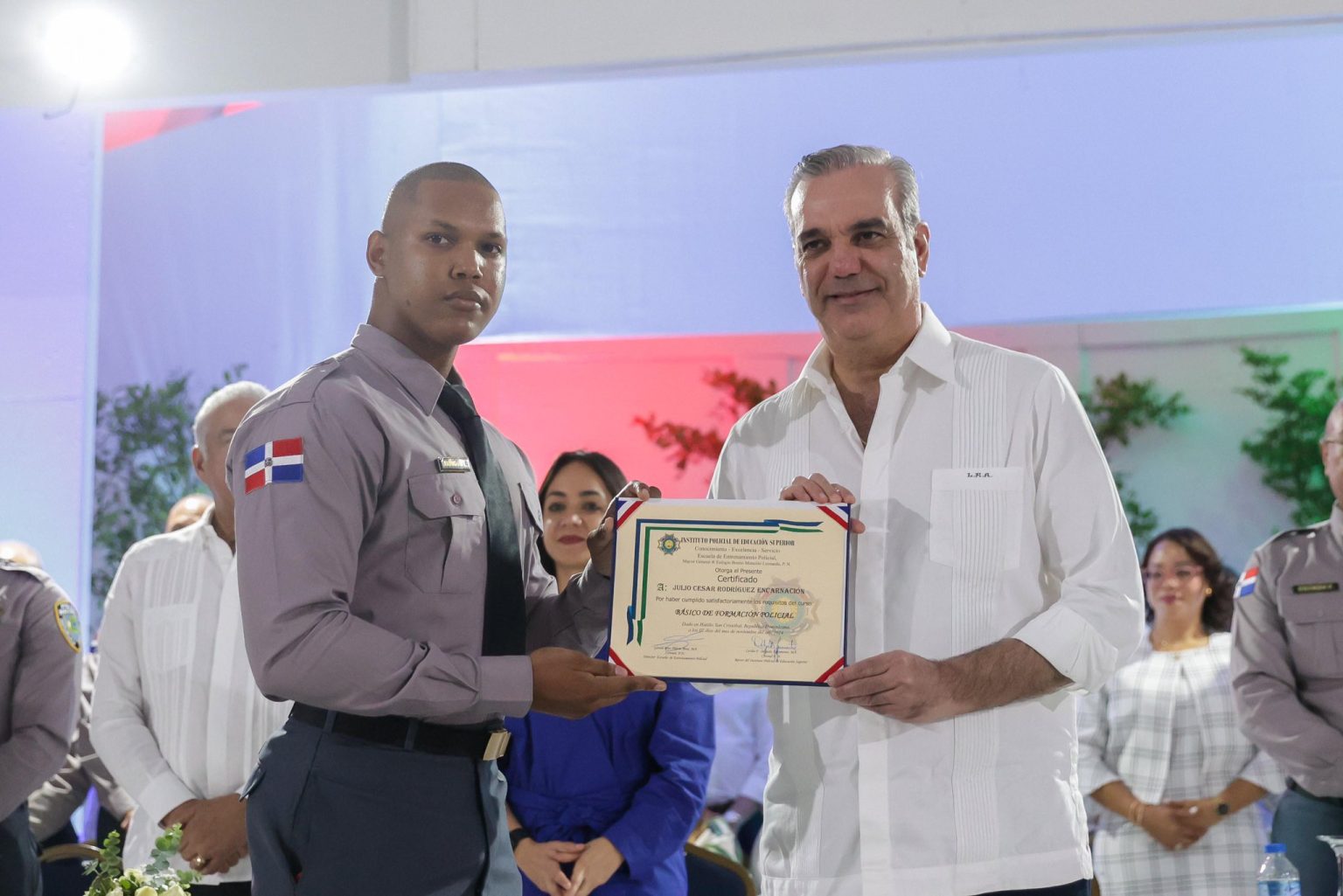 Abinader lidera historica graduacion de 1016 policias formados bajo nueva reforma policial