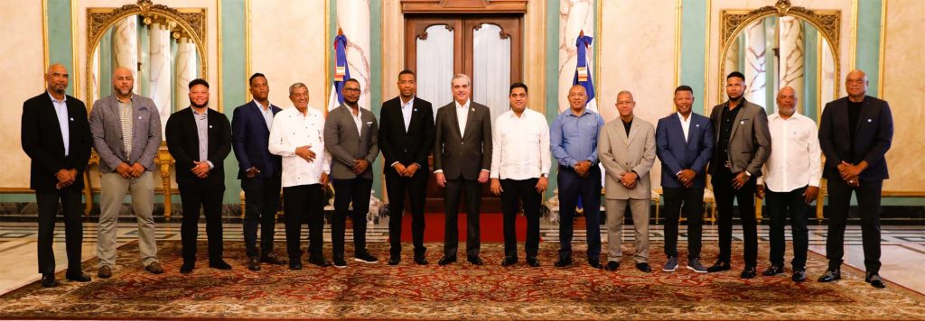 Presidente Abinader recibe al equipo dominicano de béisbol que representará al país en el torneo Premier 12 en Asia Abinader recibe al equipo dominicano de beisbol que representara al pais en el torneo Premier 12 en Asia