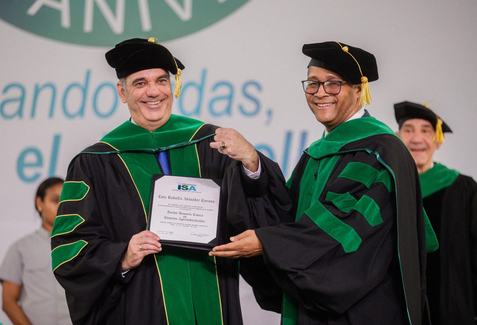 Abinader recibe titulo Honoris Causa de la Universidad ISA por su liderazgo y compromiso con la educacion y el desarrollo productivo