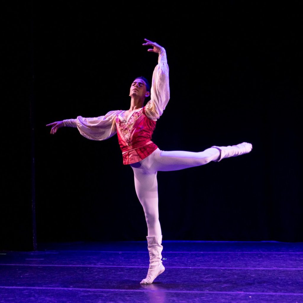 Alexander Marmolejos joven promesa de la danza que representa al pais internacionalmente