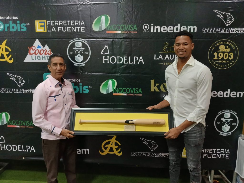 Erick Mejía y Braulio Torres-Pérez son electos por aclamación en el programa Águila de la Semana Alfredo Reyes premiado por amable Guzman