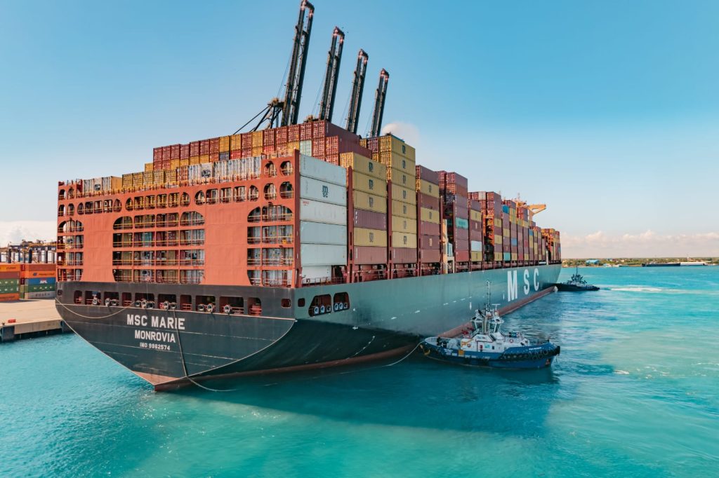 Atraque de buque de 17,644 TEUS en terminal portuaria DP World Dominicana consolida la competitividad y conectividad del país Buque de 17644 TEUS atraca en DP World Dominicana II