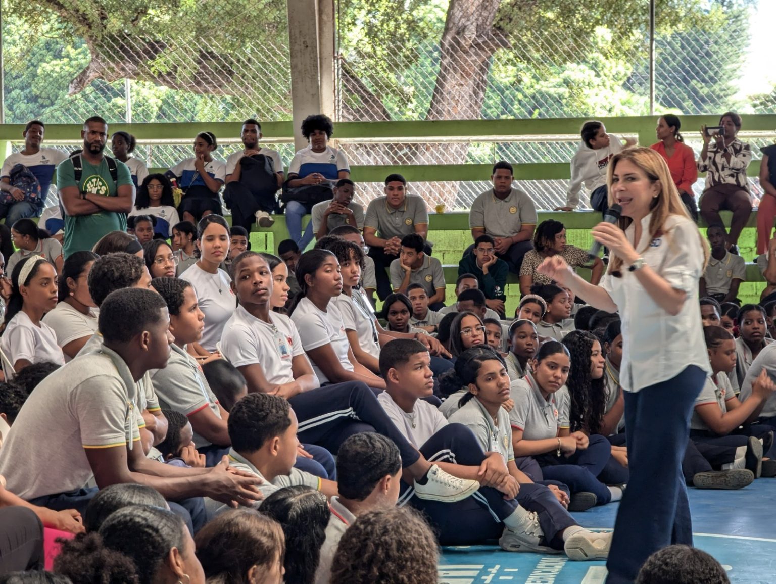 Carolina Mejia lleva programa educativo sobre manejo de residuos y responsabilidad ciudadana a centros escolares