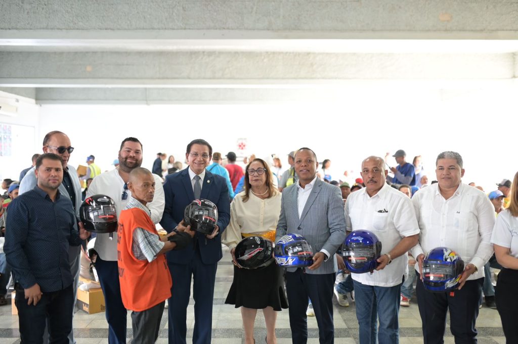 Senador Daniel Rivera impulsa seguridad vial en Santiago con entrega de 300 cascos protectores Daniel Rivera impulsa seguridad vial en Santiago con entrega de 300 cascos protectores