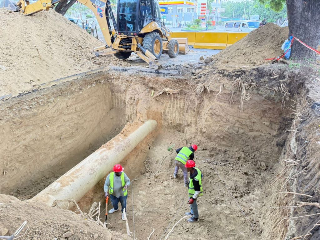 Director de Coraasan supervisa construccion de registros para valvulas hidraulicas en Bella Vista