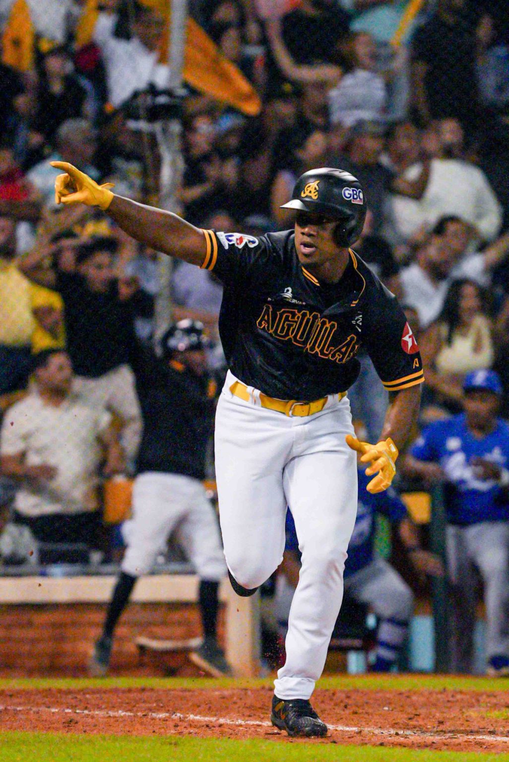 Eddys Leonard pega hit de oro y Aguilas vuelven a vencer a Licey